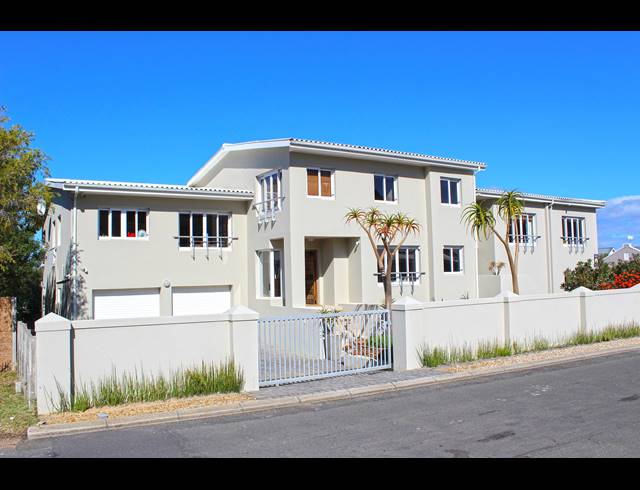 4 BEDROOM HOUSE FOR SALE IN KLEINMOND CENTRAL